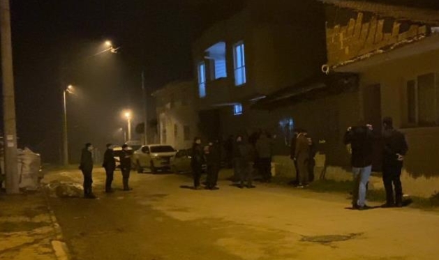 Ev kundakladığı iddia edilen şahıs kendini eve kitledi