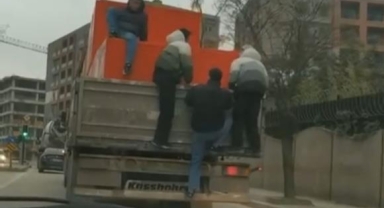 Gençlerin tehlikeli yolculuğu kamerada