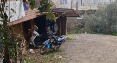 Güpegündüz kapının önündeki motosikletleri çalındı
