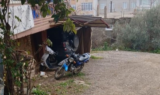 Güpegündüz kapının önündeki motosikletleri çalındı