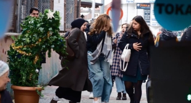 Hareketli yılbaşı ağacı hem korkuttu, hem gülümsetti