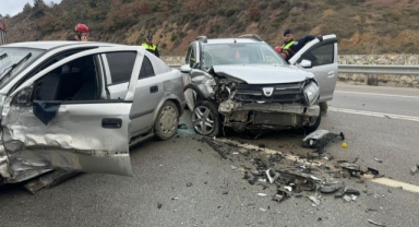 İki otomobil kafa kafaya çarpıştı : 2 yaralı