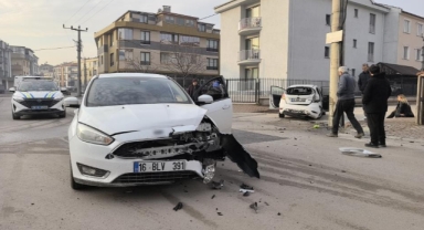 İnegöl'de 2 otomobil çarpıştı: 3 yaralı