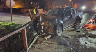 İnegöl'de araçlar kafa kafaya çarpıştı: 3 yaralı