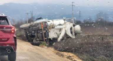 İnegöl'de devrilen mikserin sürücüsü yaralandı