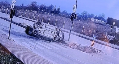 İnegöl'de iki otomobil çarpıştı: 4 yaralı