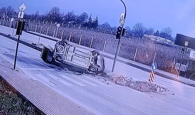 İnegöl'de iki otomobil çarpıştı: 4 yaralı
