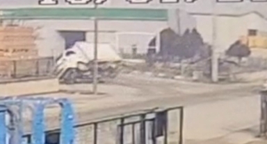 İnegöl'de otomobil ile kamyonet çarpıştı