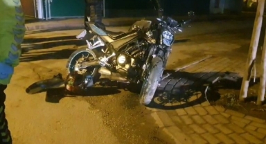 Kamyonete çarpan motosiklet sürücüsü yaralandı
