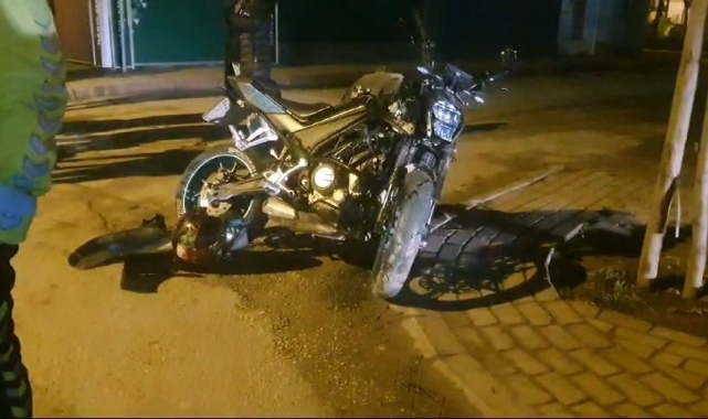 Kamyonete çarpan motosiklet sürücüsü yaralandı