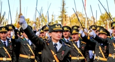 Kılıç çatan Teğmenler ihraç edildi