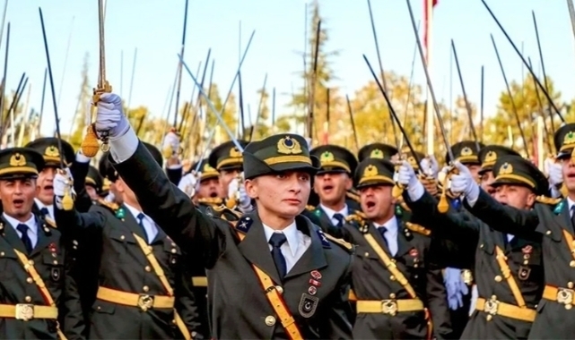 Kılıç çatan Teğmenler ihraç edildi