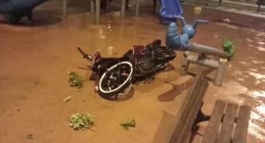 Kontrolden çıkan motosiklet çocuk parkına daldı