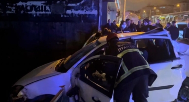 Kontrolden çıkan otomobil korkuluklarda asılı kaldı