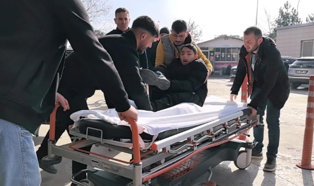 Küçük çocuk, elektrikli bisikletiyle otomobilin altında kaldı