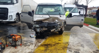 Minibüs park halindeki tıra çarptı: 3 yaralı