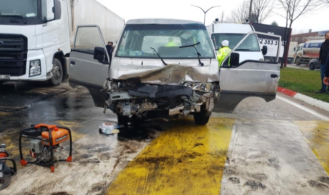 Minibüs park halindeki tıra çarptı: 3 yaralı
