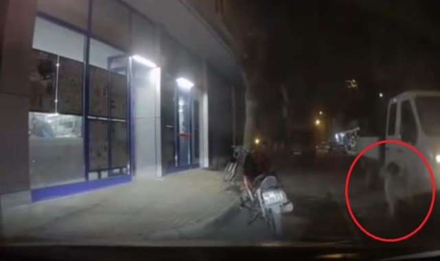 Minik kızın oyunu yürekleri ağıza getirdi