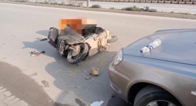 Motosiklet ile otomobil kafa kafaya çarpıştı