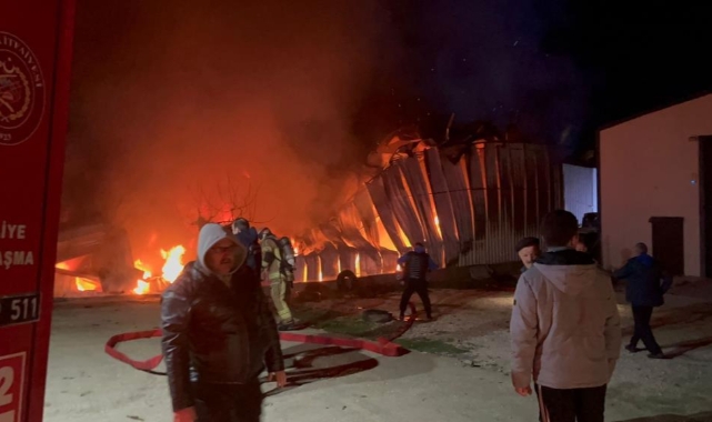 Nilüfer'de çıkan yangında fabrika küle döndü