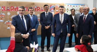 Öğrencilere karnelerini Başkan Yılmaz verdi