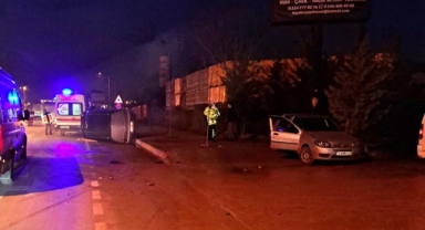Otomobile çarpan ticari araç devrildi
