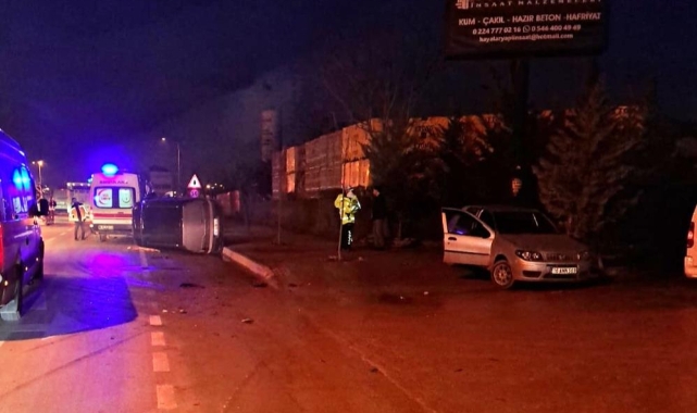 Otomobile çarpan ticari araç devrildi