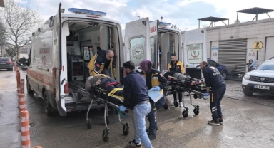 Otomobille çarpışan motosiklet sürücüsü ile kızı yaralandı