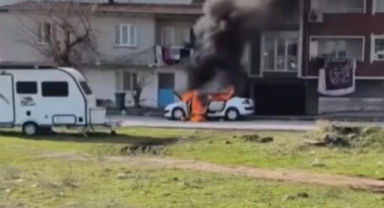 Park halindeki araç yanarken patlama meydana geldi