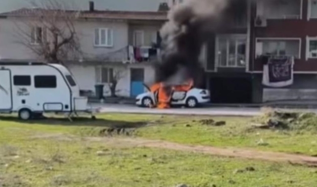 Park halindeki araç yanarken patlama meydana geldi