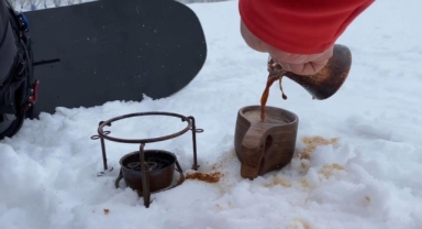 Snowboard üstünde kahve keyfi
