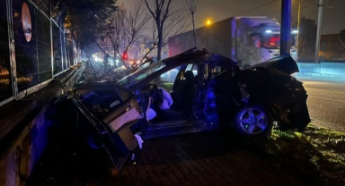 Trafikte makas atan sürücü direğe çarptı: 2 yaralı