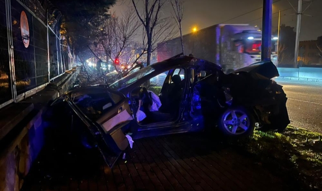 Trafikte makas atan sürücü direğe çarptı: 2 yaralı
