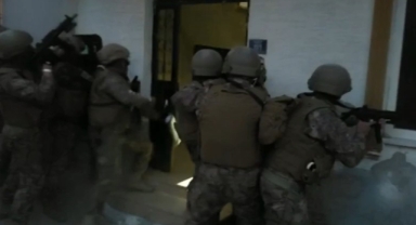 Vatandaşların kimlik bilgilerini para karşılığı satan çeteye operasyon