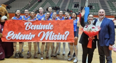 Voleybol maçında sürpriz evlenme teklifi