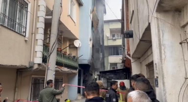 Yangında 4 katlı bina küle döndü