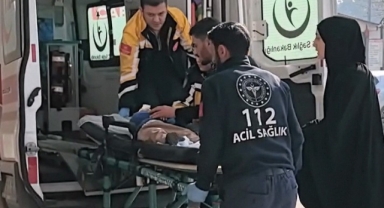 Yaralı oğlunu kucağında sağlık ocağına taşıdı