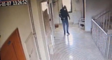 Yaşlı kadını dolandırıp, parasıyla alem yaptılar