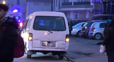 Yola aniden çıkan çocuğa minibüs çarptı