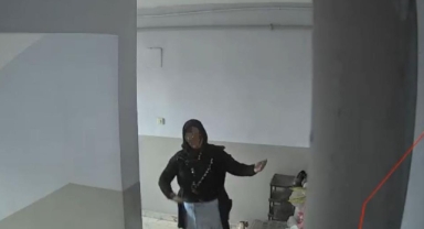 Zillere bastı, kamerayı görünce göbek attı