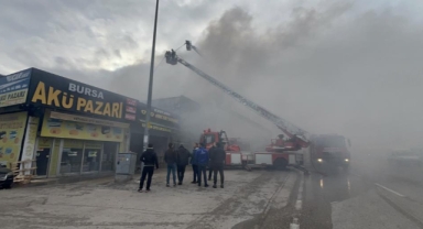 2 iş yerini küle çeviren yangın kontrol altına alındı