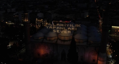 626 yıllık Ulu Cami'ye Ramazan mahyası asıldı