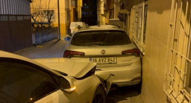 Alkollü sürücü mahalle arasında 3 araca çarptı