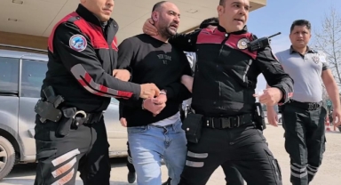 Aracında uyuya kaldı, kimlik soran polislere saldırdı
