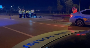 Bariyerlere çarpan motosiklet sürücüsü yaralandı