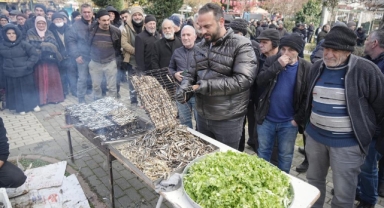 Binlerce kişi, 1 ton hamsi için bekledi
