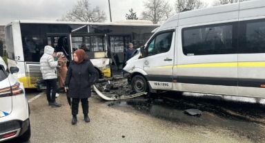 Bursa'da okul servisi otobüsle çarpıştı: 9 yaralı