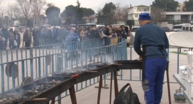 Bursa’da ücretsiz balık ekmek izdihamı