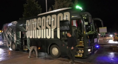 Bursasporlu taraftarlar takımı havaalanında karşıladı