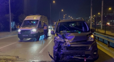 Direksiyon hakimiyetini kaybeden sürücü 3 araca çarptı